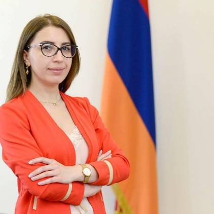 ԱՄՆ դեսպանատան աշխատակիցը փոխնախարարին գովերգում է «Ստամբուլյանի» թեմայով (ֆոտո)