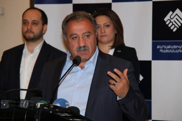 «Հրապարակ». Սասուն Միքայելյանը ձգտում է ազգականին համայնքապետ դարձնել Փարաքարում