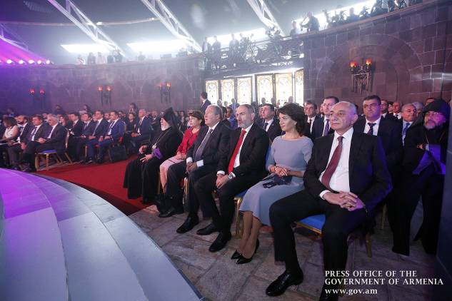 «Հրապարակ». Պաշտոնյաները դրսում են մնացել, «ծռերը»՝ պատվավոր տեղում 