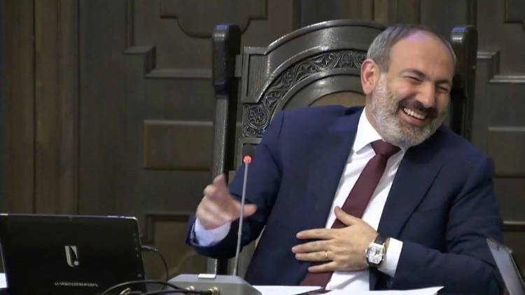 Էս ինչ վատ եմ․ վարչապետը չկարողացավ զսպել ծիծաղը