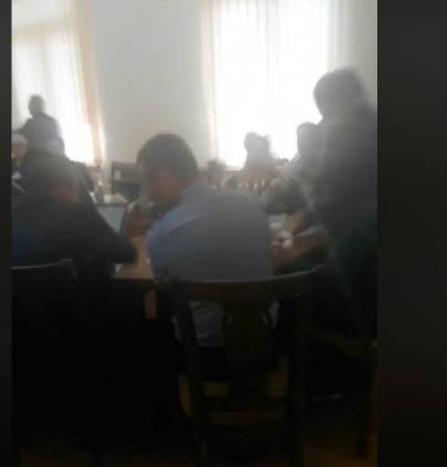 Սկանդալ ԱԺ-ում․ ինչպես է սեւազգեստ մայրը ջուր շփում քննիչի վրա (տեսանյութ)