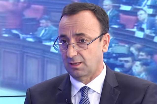 «Հրապարակ». Հրայր Թովմասյանի դեմ շանտաժով ցուցմունք են վերցրել, հետո պատռել ձերբակալման որոշումը