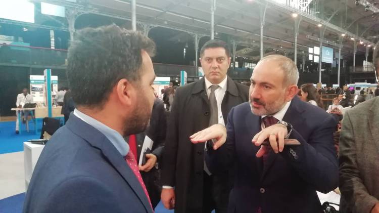 Ադրբեջանցի բլոգերը խնդրեց Փաշինյանին նկարվել իր հետ (տեսանյութ)