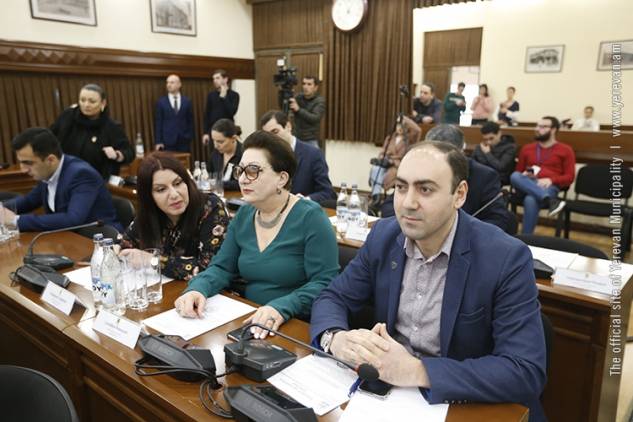 «Հրապարակ». Ամանորի համար ծախսվելու է մոտ 10 անգամ շատ քան Տարոն Մարգարյանի օրոք