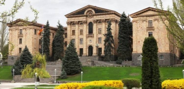 «Հրապարակ». ԱԺ-ում որոշել են՝ տոնի արժանի են միայն «վերեւները». 
