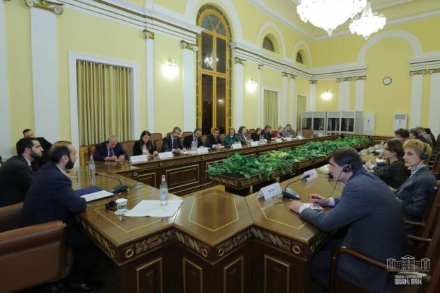 «Հրապարակ». Ինչ պայմաններում է անցել ԱԺ նախագահի եւ ԵԱՀԿ ու ԵԽ անդամ երկրների դեսպանների հանդիպումը