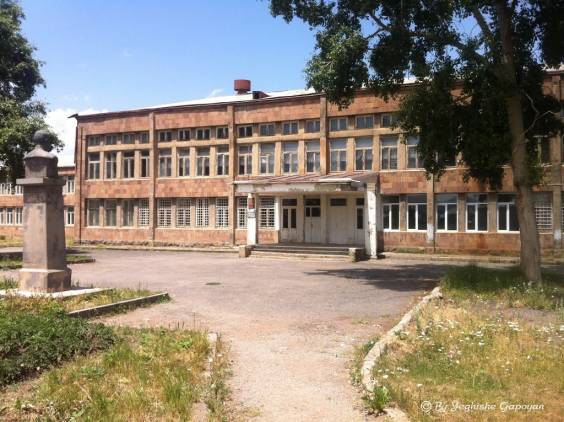 Դպրոցում վարագույրի համար գումար են հավաքել, եւ անօրինական բուֆետ է գործել. Կարեն Զազյան