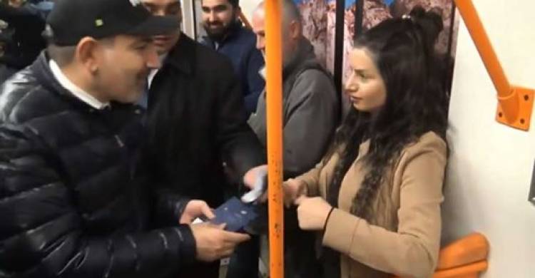 Փաշինյանին տեղեկացնում են, թե ով է բուկլետ պատռող ու շպրտող աղջիկը