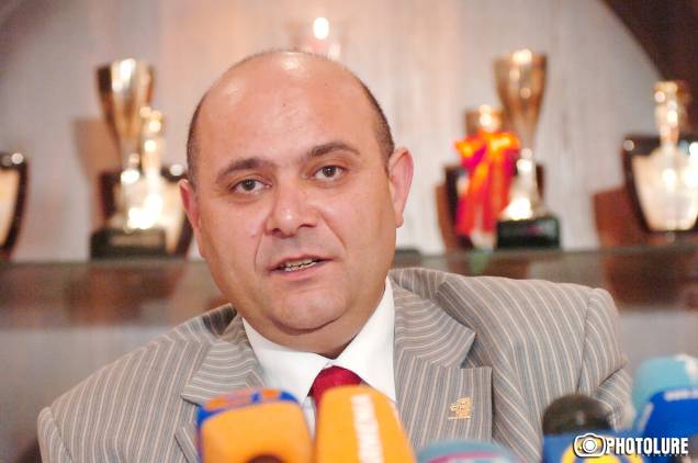 Փոխառողները 2 անձ են, որոնք պետական ծառայության մեջ չեն գտնվել