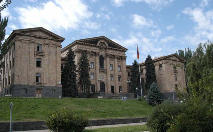 «Հրապարակ». ԱԺ-ն խնայում է լրագրողների հաշվին