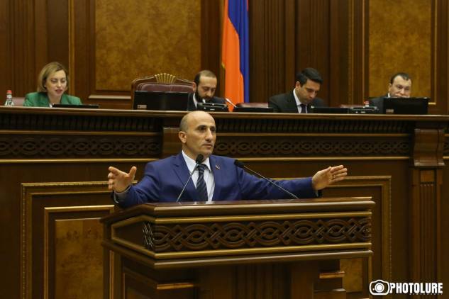 «Հրապարակ». Փաշինյանը «պատերին է ծեփել» Վահագն Հովակիմյանին