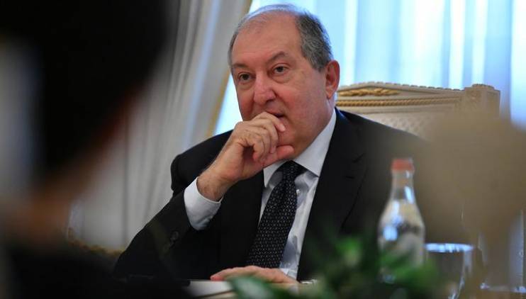 Խույս է տալիս ինքն իրենից