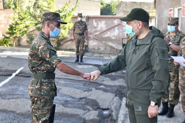 «Հրապարակ». Ձեռի հետ էլ զորամաս է մտել