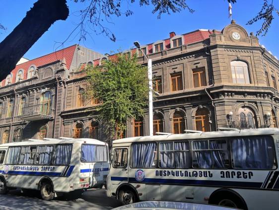 ՀՀԿ գրասենյակի դիմաց ոստիկանական ուժեր են կուտակվել