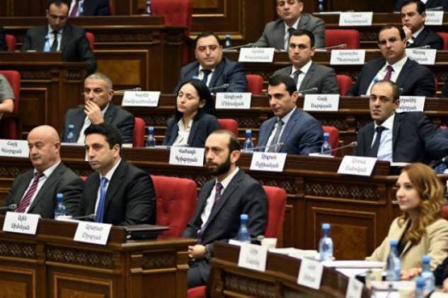 «Հրապարակ». Նիկոլ Փաշինյանի թիմում ճգնաժամ է խորանում