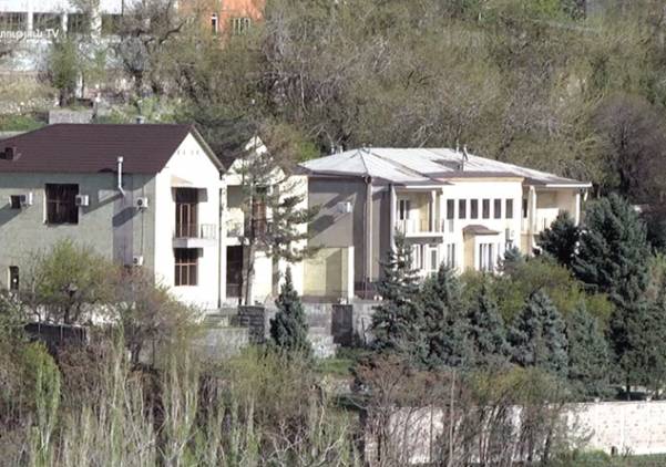 Նիկոլ Փաշինյանը շտապ իր մոտ է հրավիրել ԳՇ պետին եւ նախարարին 