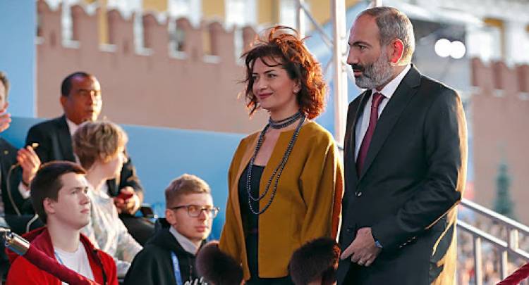 Փաշինյանն ու կինը հայտնվել են իրենց փորած փոսում