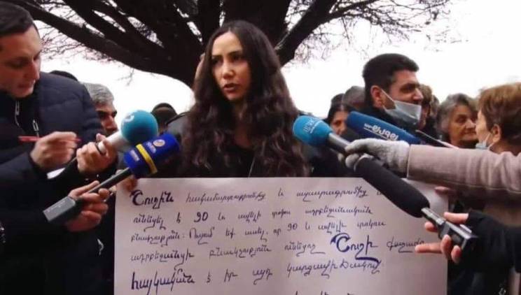 Գնալ  հարցի հետևից