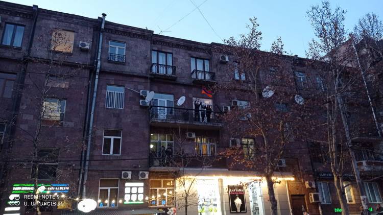 Քաղաքացիները պատշգամբներից, մեքենաներից ողջունում են երթի մասնակիցներին