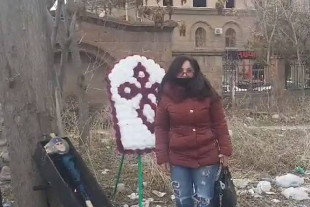 Ո՞վ է կաթողիկոսին ծաղկեպսակ դնող կինը