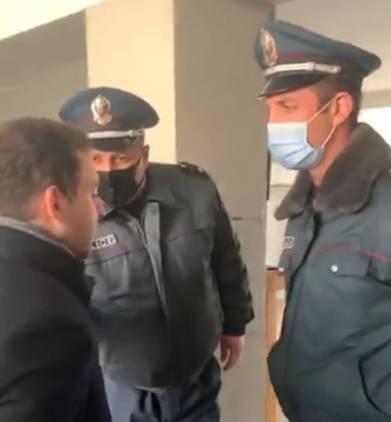 Ուսուցիչներն ի աջակցություն Հայկ Փայտյանի, հավաքվել են Ոստիկանության շենքի մոտ
