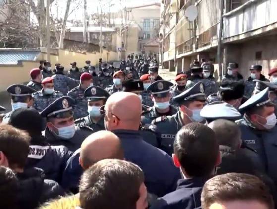 Քաշքշուկ՝ ոստիկանների ու քաղաքացիների միջեւ. Փաշինյանի ավտոշարասյունը կարողացավ մտնել նախագահական
