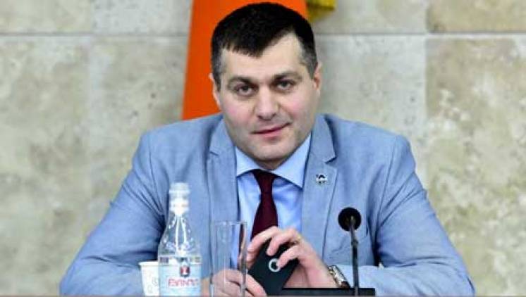 ԵՊՀ պրոռեկտորը նոութբուք է «ցրել», աղմուկից հետո բերել է տեղը դրել