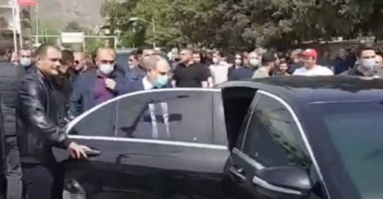 Եթե Նիկոլը թզաչափ արժանապատվություն ունենար՝ գլխով կծակեր գետինը՝ մեջը կմտներ