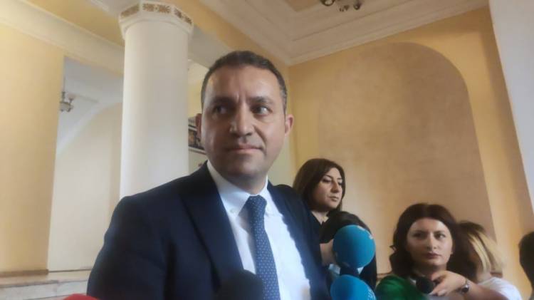 Հենց հիմա էստեղ կա մի քանի հարյուր միլիոն դոլարանոց պրոյեկտ, ուզո՞ւմ եք`հանեմ ցույց տամ. Քերոբյանը ցույց տվեց Կարեն Կարապետյանի ծրագիրը (տեսանյութ)