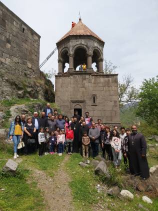 Քոբայրի զանգակատան գմբեթին շողում է նորաօծ խաչը