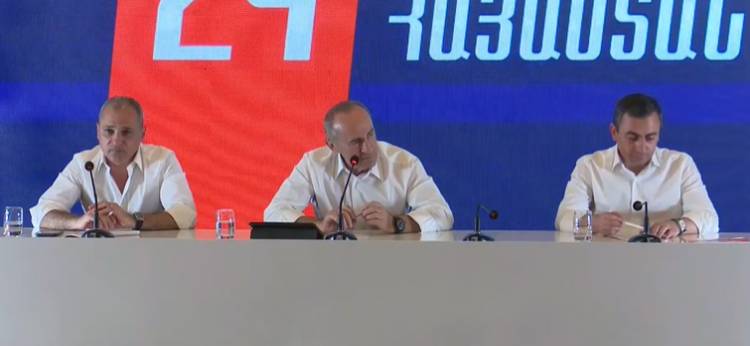 «Հիմա միգուցե գաք իմ տե՞ղը նստեք»․ Չարենցավանում մի կին փորձում էր խոչընդոտել Քոչարյանի հանդիպումը