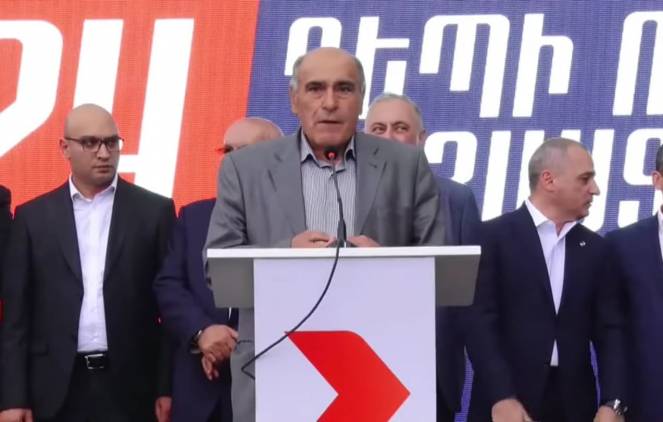 Տեսել եմ, թե ինչպես էր մեծ Ալիևի կզակը դողում Քոչարյանի առաջ. Քոչինյան