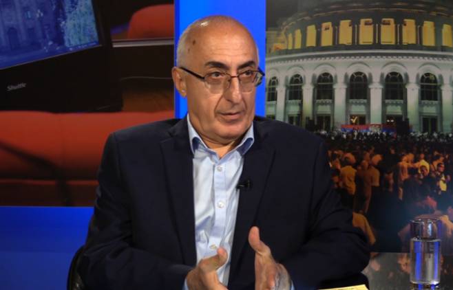 «Ֆրանս 24»-ի լրագրողը ուղղորդելով՝ քվեարկության սրահում հարցնում է՝ ապագա տեսնո՞ւմ եք