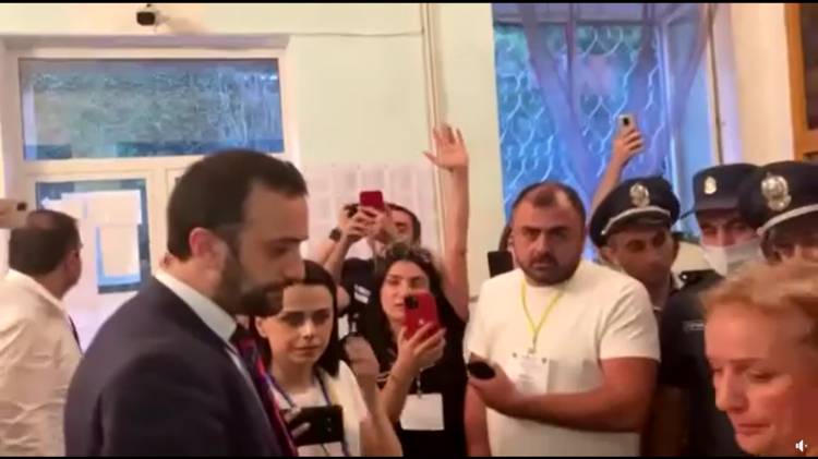 Ոստիկանների ուղեկցությամբ Դանիել Իոաննիսյանին դուրս հանեցին 9/21 ընտրատեղամասից
