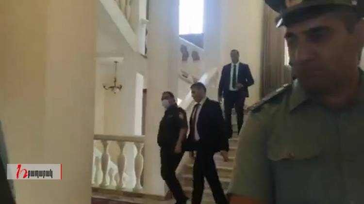 Փաշինյանն ու ոստիկանապետը ճողոպրեցին լրագրողների հարցերից (տեսանյութ)
