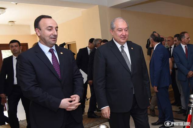 Բայց նախագահի ինստիտո՞ւտ է մնացել, որ հարգենք, մոռացա՞նք, որ «Царь не настоящий»
