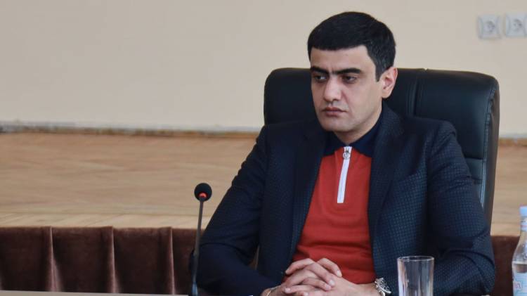 ՀՔԾ-ում Առուշ Առուշանյանին պառկեցրել են գետնին, ձեռքերը ոլորել եւ նկարահանել
