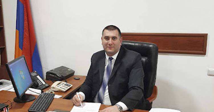 Կնոջ բարեկամ, քիմիկոս, էլեկտրիկ և այլ հոռի բարքեր․ պնդում է Ազգային արխիվի աշխատակցուհին, իսկ տնօրենը հպարտ է 