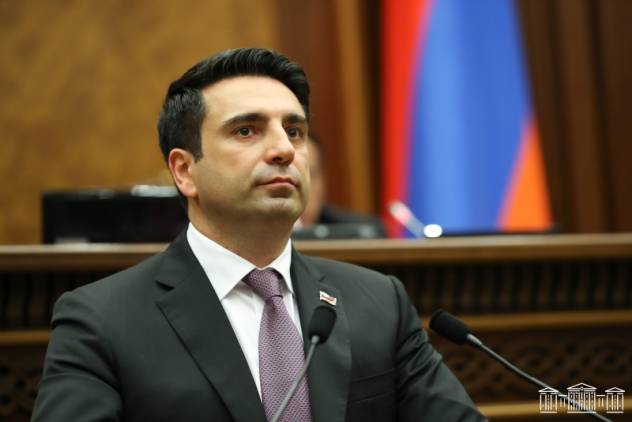 Ալեն Սիմոնյանը ստանձնել է դասատուի ու ժանդարմի դերը