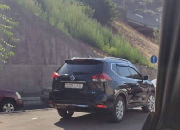 Հայկ Մարությանի մեքենան՝ մայթին