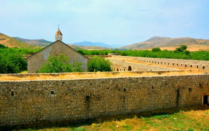 «Հրապարակ». Ադրբեջանցիները պահանջել են իջեցնել Ամարասի վրայի Արցախի դրոշը