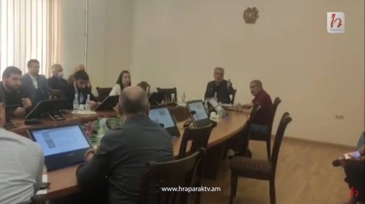Ղազինյանը լքեց նիստը. Քոչարյանն ընկավ հիստերիայի մեջ (տեսանյութ)