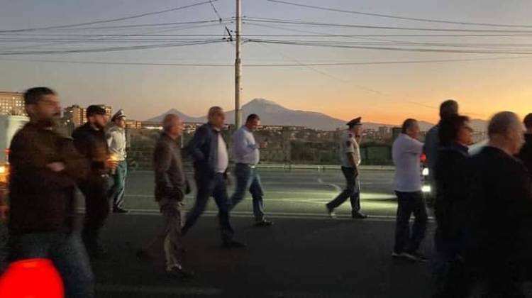 Իշխանության սրտի օլիգարխը ևս մասնակցում է ջահերով երթին