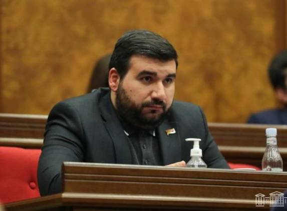 «Թիվ մեկ ուսապարկը» ներողություն խնդրեց պատգամավորից