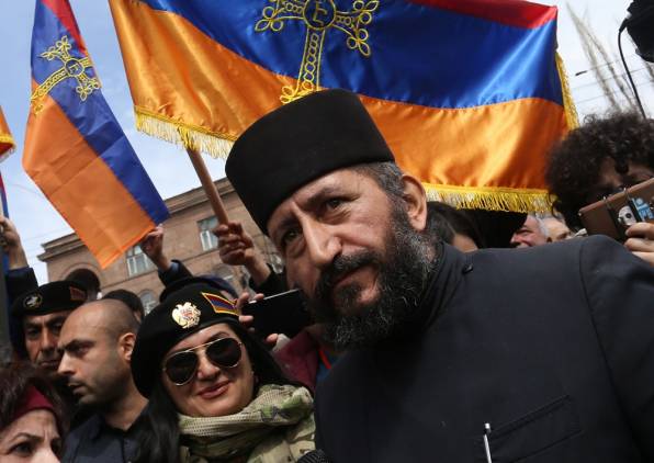 «Հրապարակ». Իշխանություններին քննադատած հոգևորականին կարգալույծ են անում