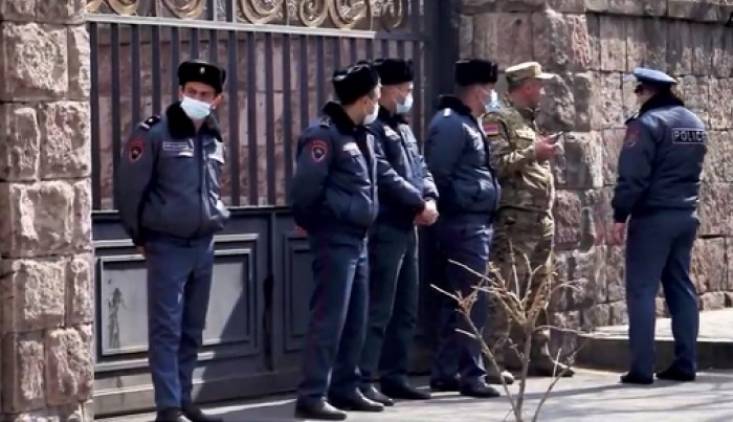 «Հրապարակ». Իշխանությունը պաշտպանվում է «3 միլիոն վարչապետ» հռչակված քաղաքացիներից