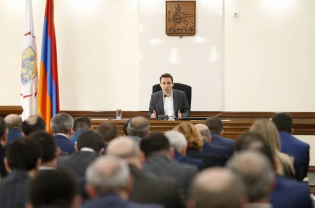 Երեւանի ավագանին բաժանվել է հակամարտող թեւերի
