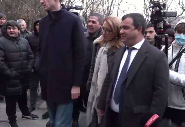 Ոստիկանները Գրիգորյանին հիմա էլ չեն թողնում համայնքապետարան մտնել