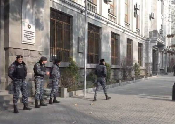 Ոստիկանությունը դատախազության շենքի մոտ է