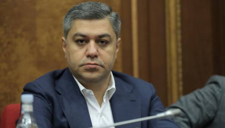 Էս մարդուն մենք մի հարց ունենք տալու՝ ե՞րբ ես թողնելու գնաս, որ մեր երկիրը փրկվի